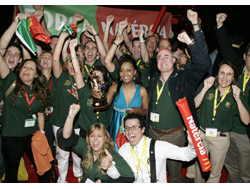 Natércia Pintor shares her gold “Voice of McDonald’s® II” trophy with supporters from her home country of Portugal.